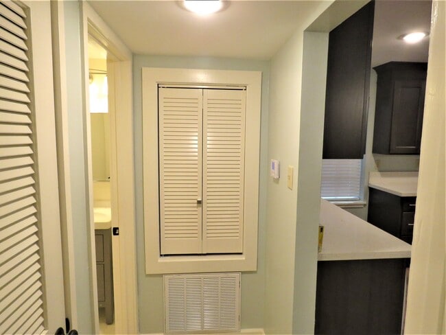 Building Photo - 509 E 7th St