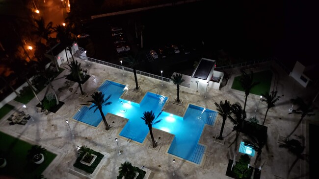 Foto del edificio - 3000 Oasis Grand Blvd