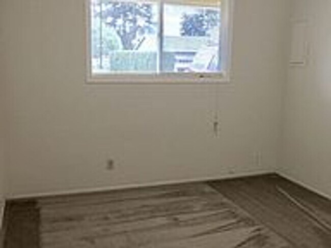 Building Photo - 6213 SE Fern Ave