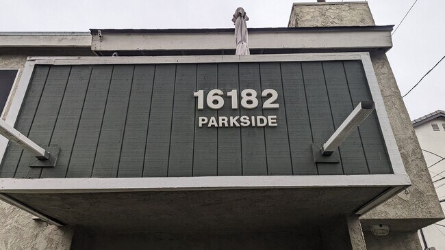 Building Photo - Parkside Ln 16182 (6 units)