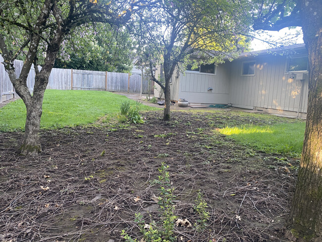Building Photo - 305 Rustic Pl