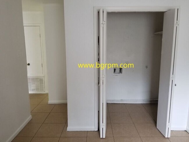 Building Photo - 2 BD, 1 BA, Duplex in Jacksonville