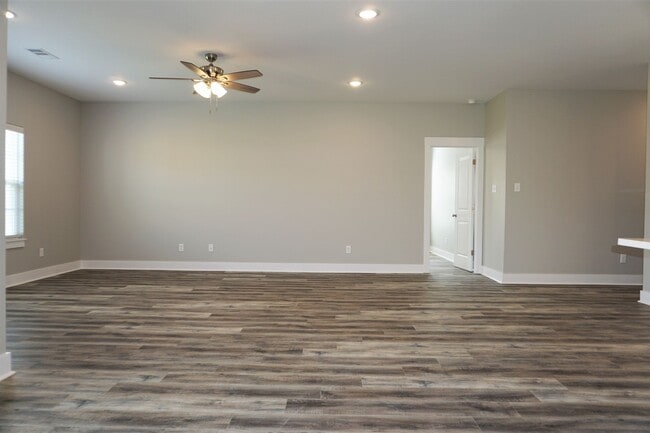 Building Photo - 3 Bedroom, 2 Bath Home in Valley View- PRE...