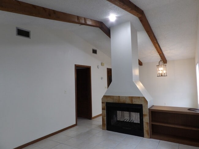 Building Photo - Hummingbird 132-D