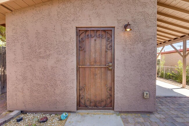 Building Photo - Furnished Casita
