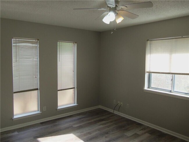 Foto del edificio - 8910 Little Walnut Pkwy