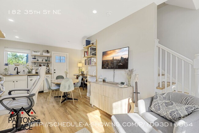 Foto del edificio - Renovated Townhome with Private Parking