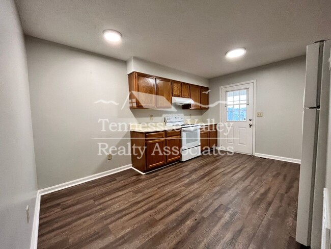 Building Photo - MOVE IN READY! 2 BED/1 BATH duplex in the ...