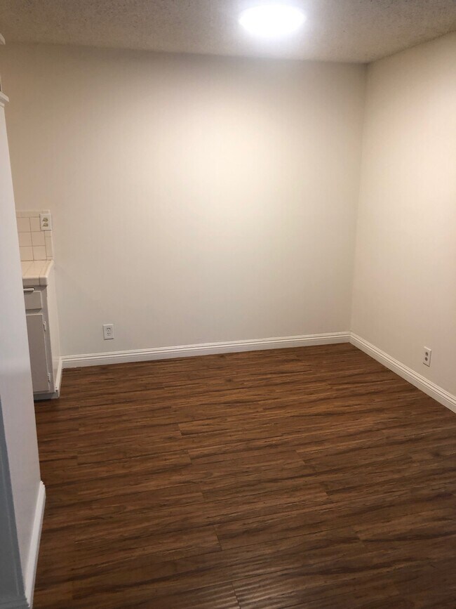 Foto del edificio - 5233 Riverton Ave