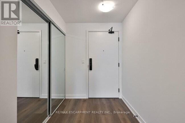 Photo du bâtiment - 2075 Lakeshore Rd.