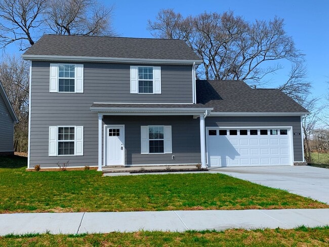 Building Photo - Live in Style and Comfort in Sought-After ...