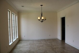 Building Photo - 2046 Palm Forest Ln