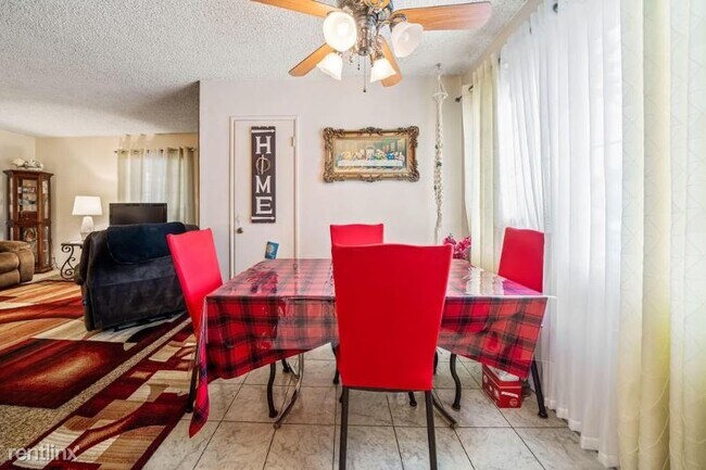 Foto del edificio - 3 br, 1 bath Townhome - 34 Natick Ave