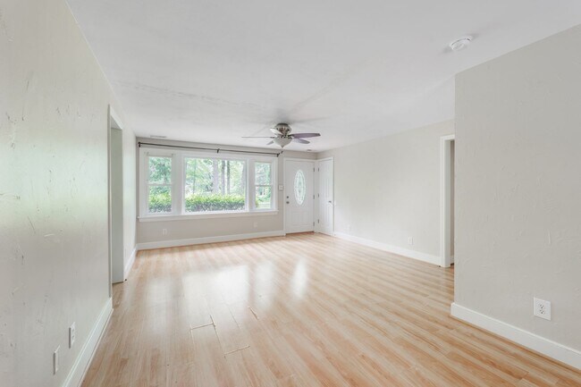 Foto del edificio - Beautiful One Level Home in Bon Air for rent!!