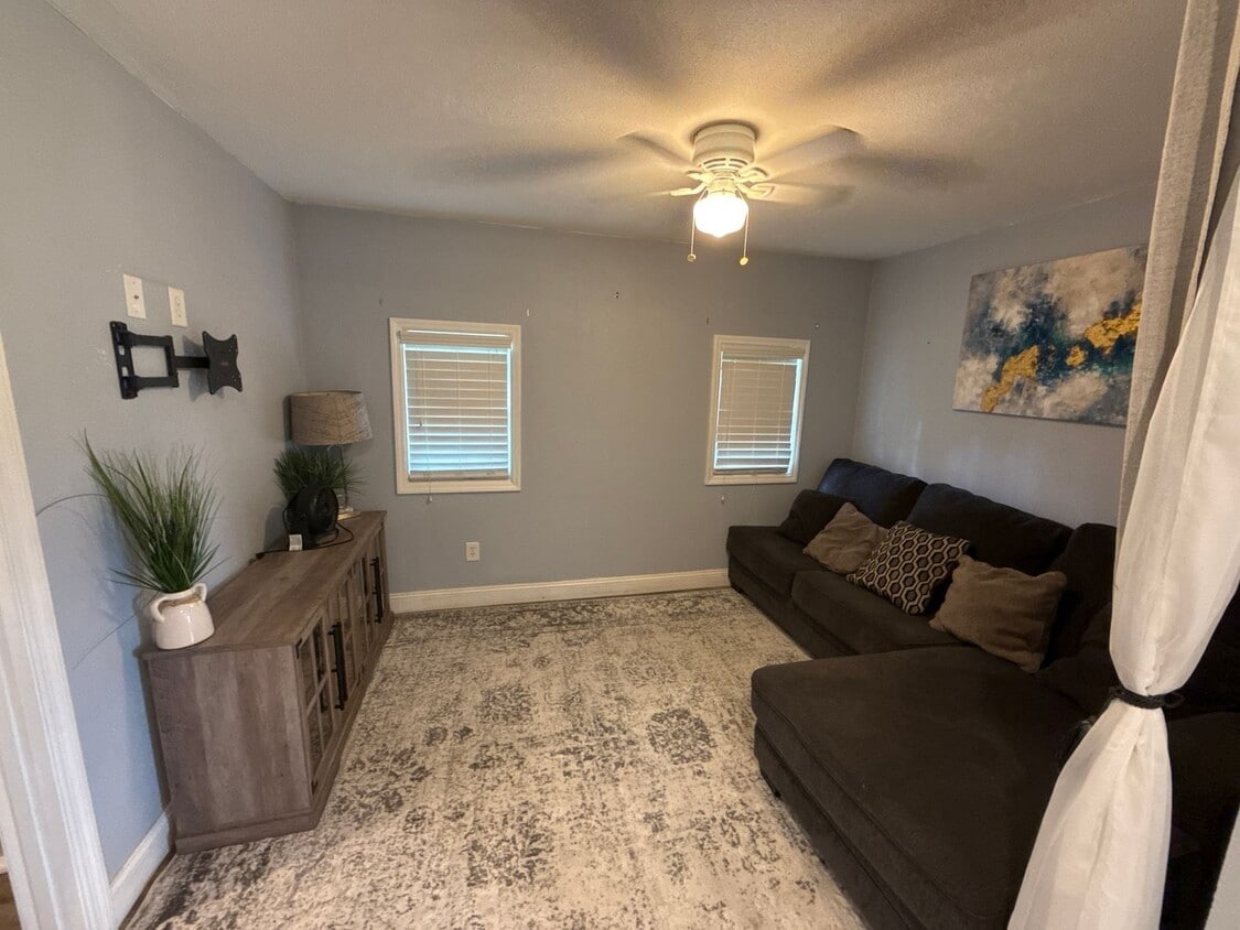 Building Photo - Newly renovated and fully furnished 1 bedroom 1 bath mother-in-law suite