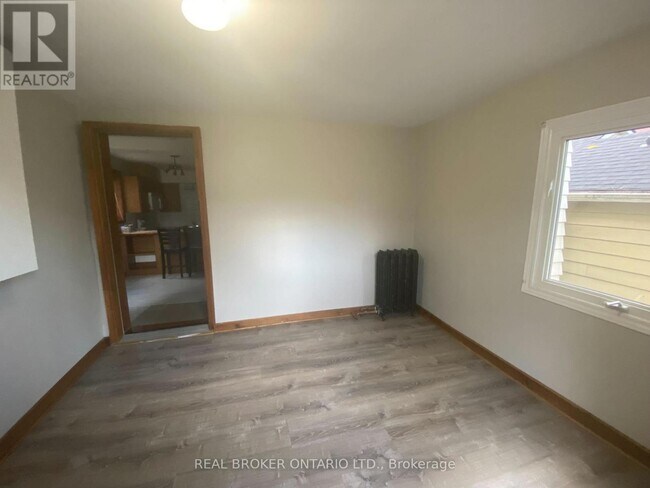 Photo du bâtiment - 18 First Ave