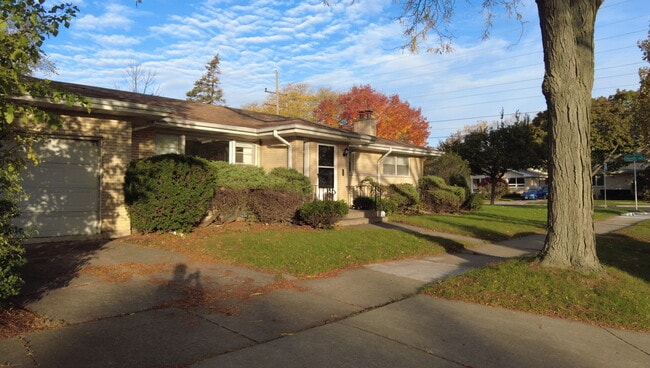 Building Photo - 9150 N Lowell Ave