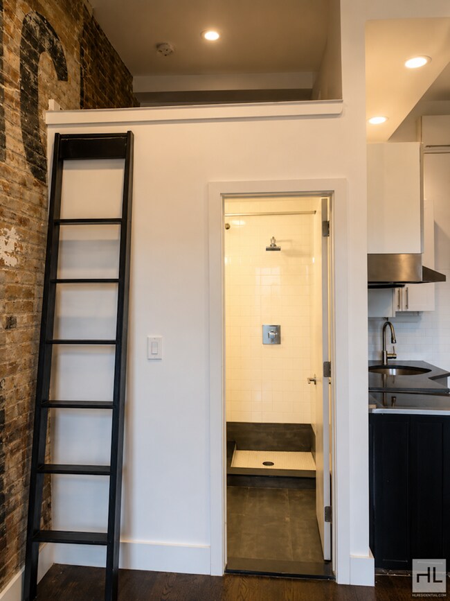 Foto del edificio - FULTON STREET / Clinton Hill / 2-Bed 1-Bath
