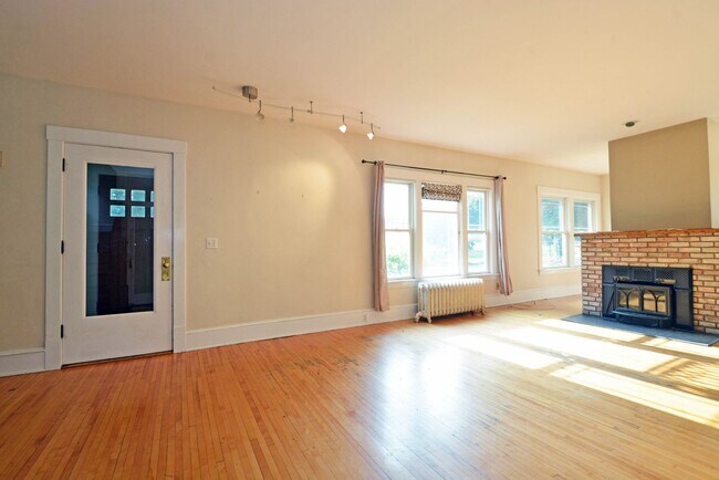 Foto del edificio - Beautiful 4-bedroom 2.5-bathoom - Great Lo...