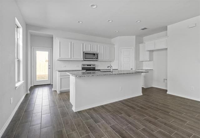 Building Photo - 3308 Dahlia Dr