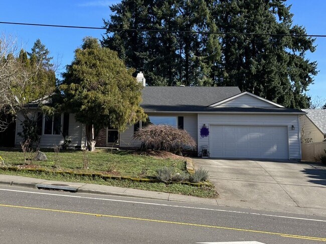 Foto del edificio - Beautiful One-Level Home with Sunroom, Vaulted Ceilings & Multiple Living Areas