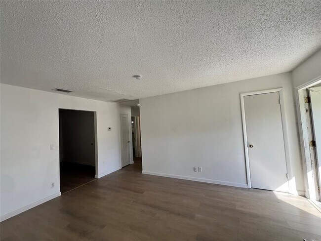 Foto del edificio - 3321 Grove Rd