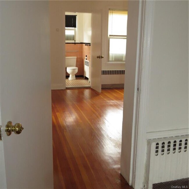 Foto del edificio - 6029 Delafield Ave