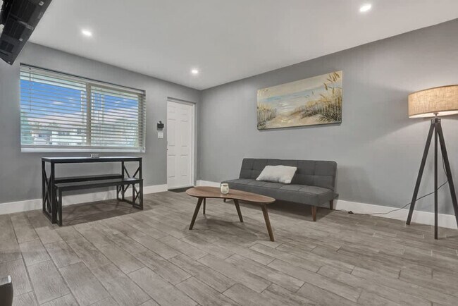 Foto del edificio - 906 N Riverside Dr