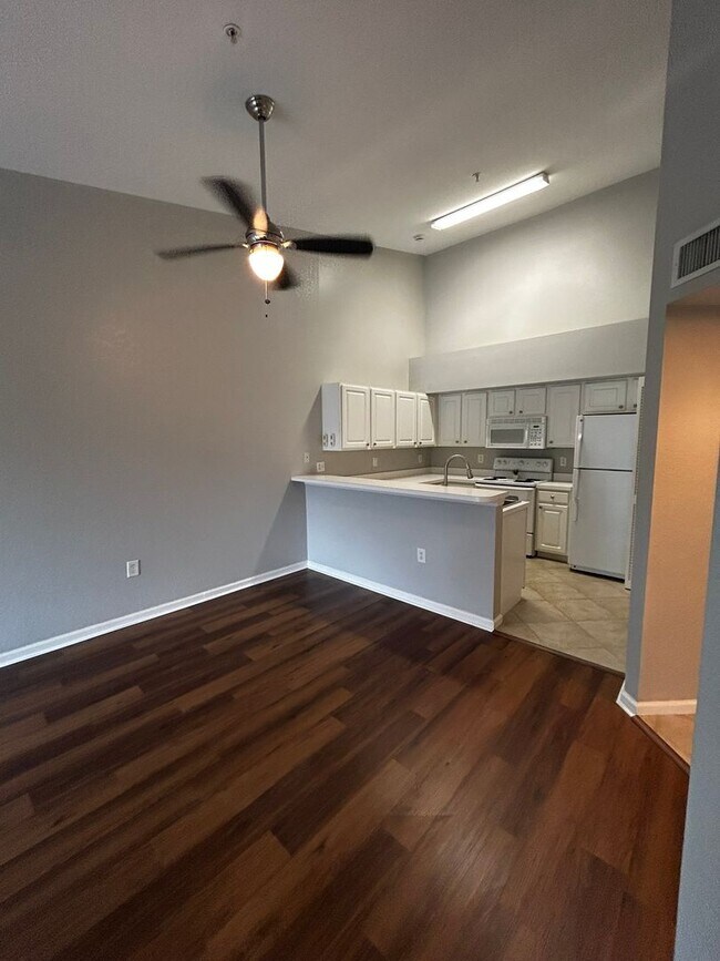 Foto del edificio - Spacious 1-Bedroom in “The Residence” FIRS...