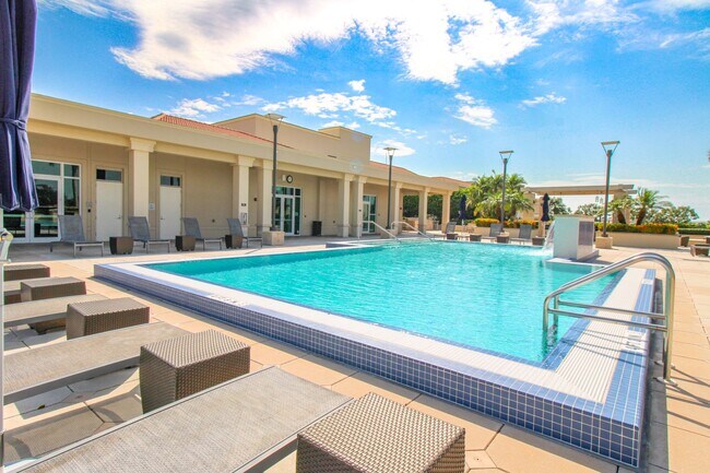 Foto del edificio - **STUNNING**FULLY FURNISHED**ANNUAL OR SEASONAL RENTAL**MERCADO**