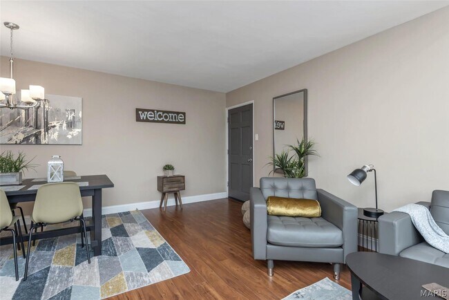 Foto del edificio - 7553 Buckingham Dr