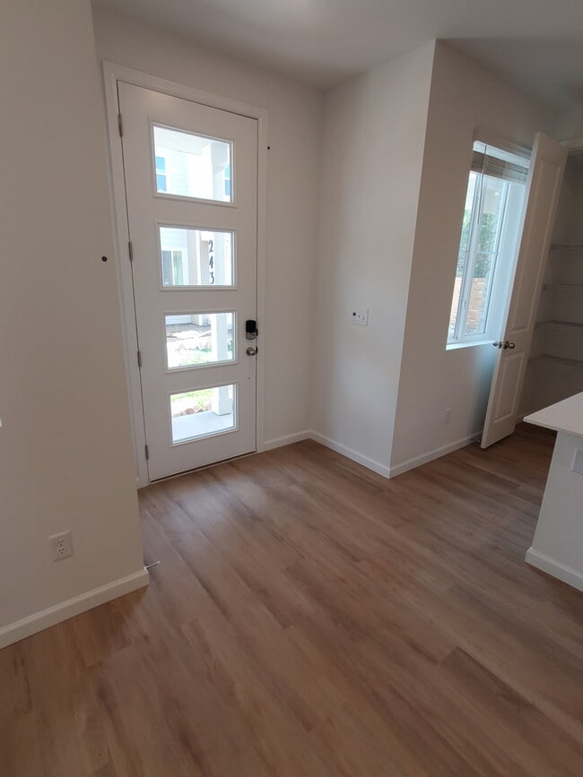 Building Photo - 2435 Vanhoutte Vw