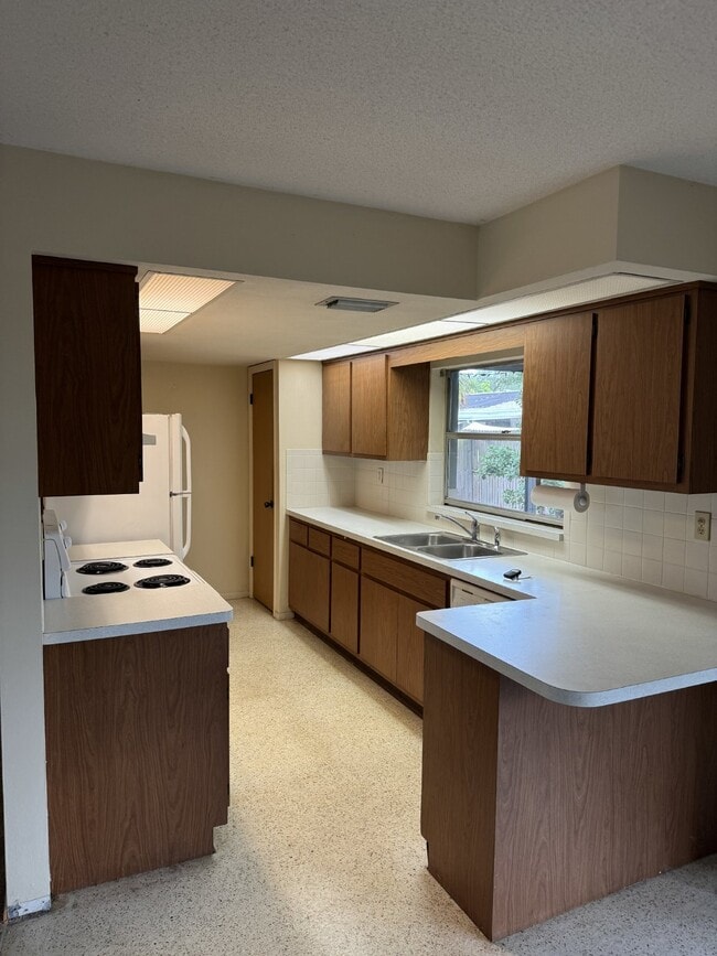Building Photo - "Charming 2-Bed, 2-Bath Retreat on Blue He...