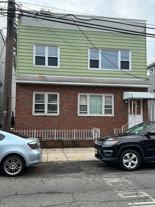 Building Photo - 22 W 13th St