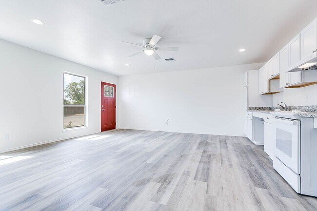 Foto del edificio - COMING SOON - 2 Bedroom Duplex w/ Modern F...