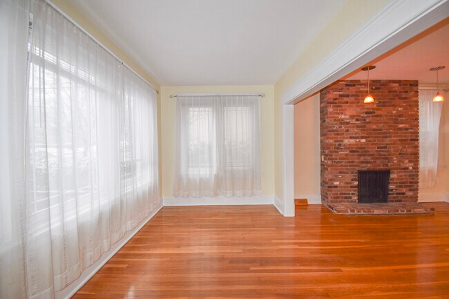 Front sitting room/office area - 5728 Solway St