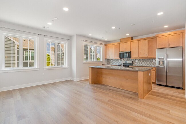 Foto del edificio - Modern 2025 Townhome | Open-Concept Living, Chef’s Kitchen with Large Island & 2-Car Garage