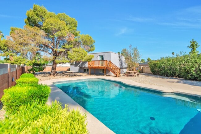 Building Photo - 1735 E La Jolla Dr