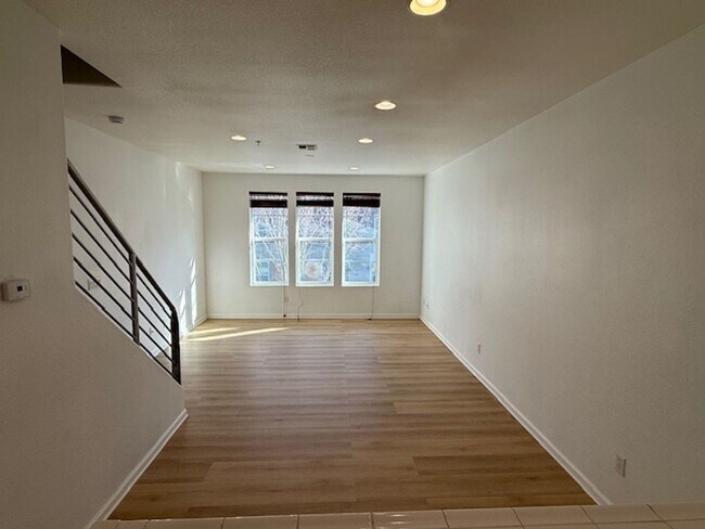 Foto del edificio - 3-Bedroom Townhome in Central Richmond Near Richmond BART Station
