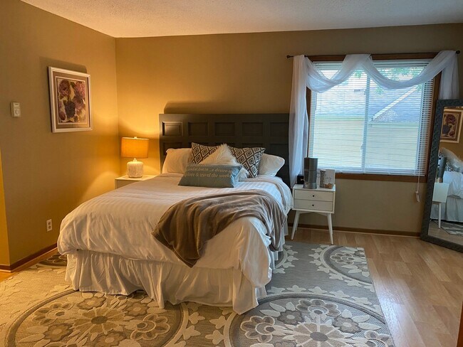 El dormitorio se adapta a todos los tamaños de cama. - 2160 Ridge Dr