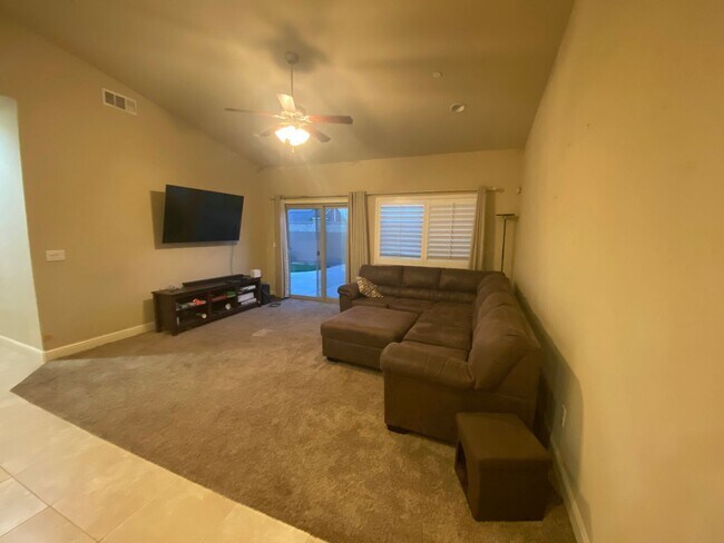 Foto del edificio - Move into Northwest Hanford and relax in y...