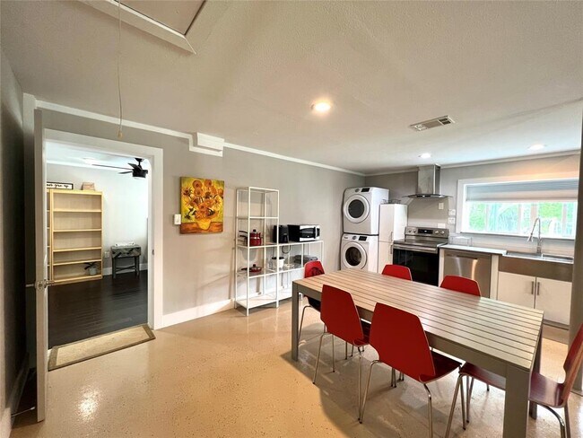 Building Photo - 3500 Del Robles Dr