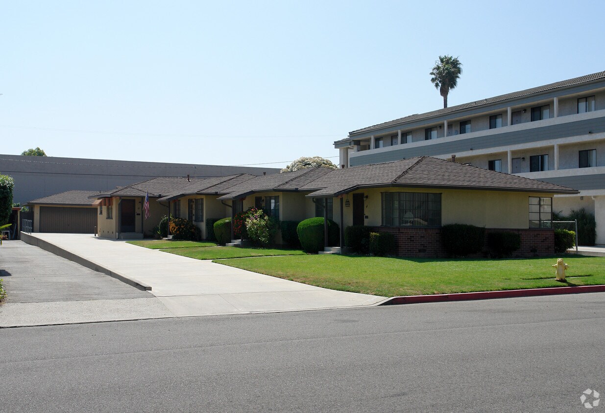 Primary Photo - 41-47 College Dr
