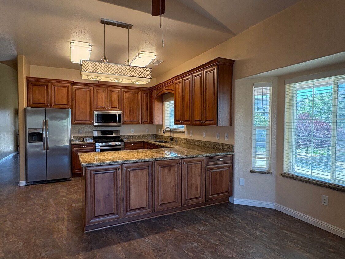 Foto principal - Spacious 3-Bedroom Home in Golden Hills