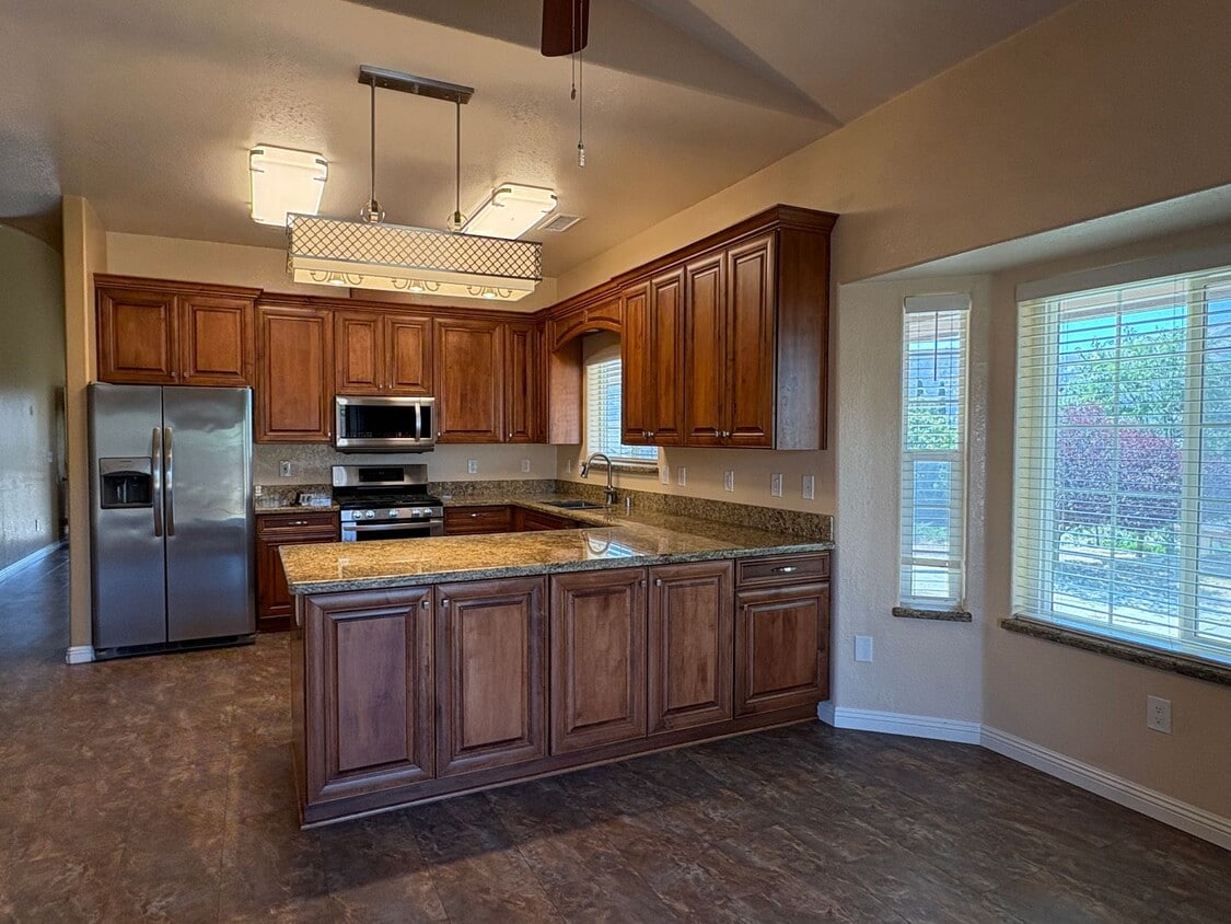 Primary Photo - Spacious 3-Bedroom Home in Golden Hills
