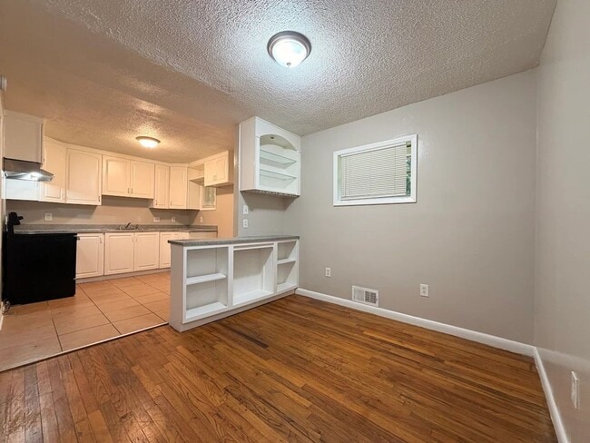 Building Photo - 3 bed 2 bath in Decatur!