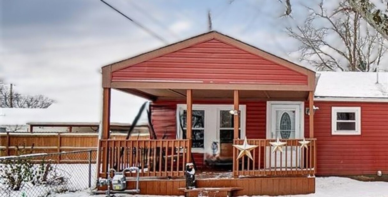 Foto principal - Charming 2 bed 1 bath with AC, large fence...