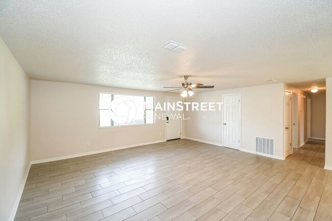 Building Photo - 3 Bedroom Pet-Friendly Home in Orange Park...