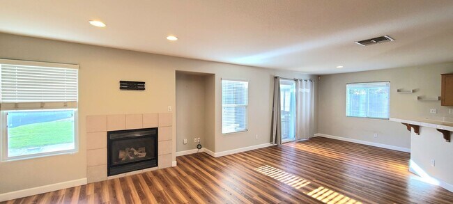 Building Photo - BEAUTIFULLY MAINTAINED SINGLE FAMILY HOME ...