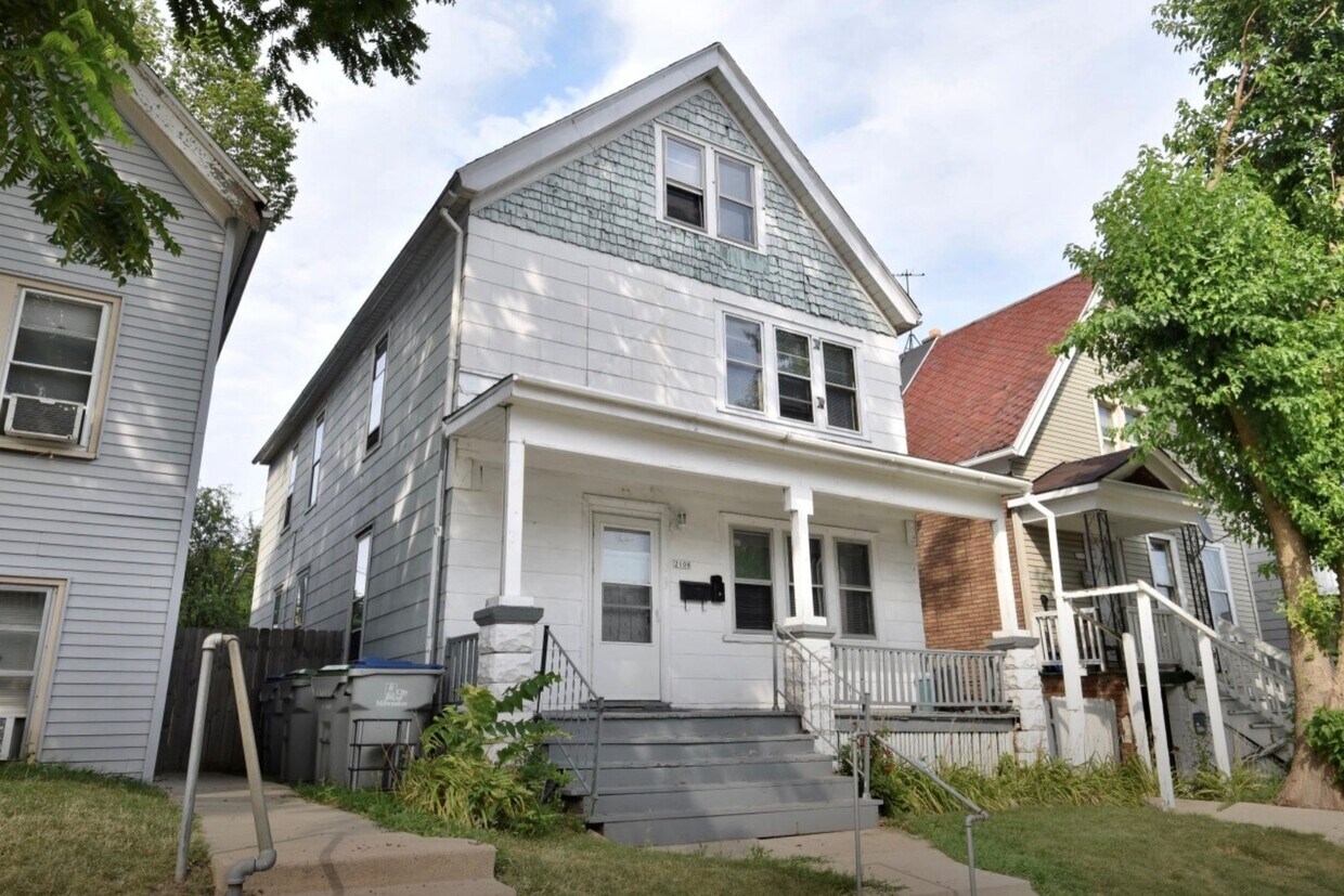 Front of house - 2108 W Vilter Ln